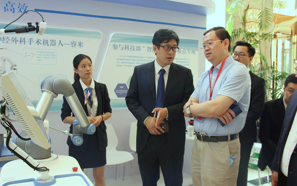 空軍軍醫(yī)大學唐都醫(yī)院功能神經(jīng)外科主任王學廉教授蒞臨展臺